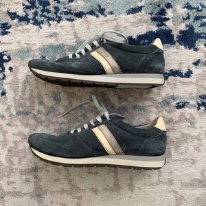 Frau handmade sneakers